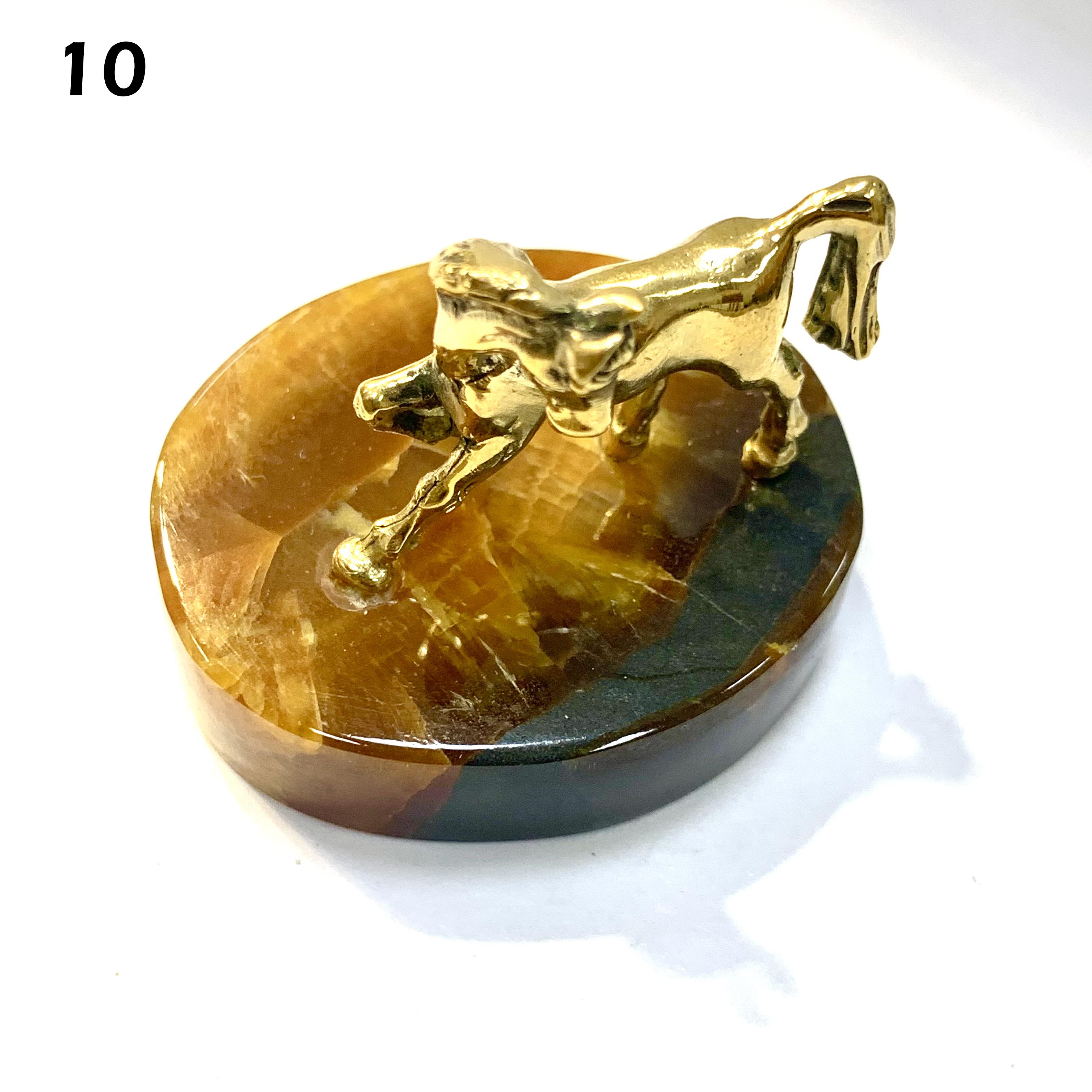 Лошадь Игривая на камне Симбирцит (нмпт)