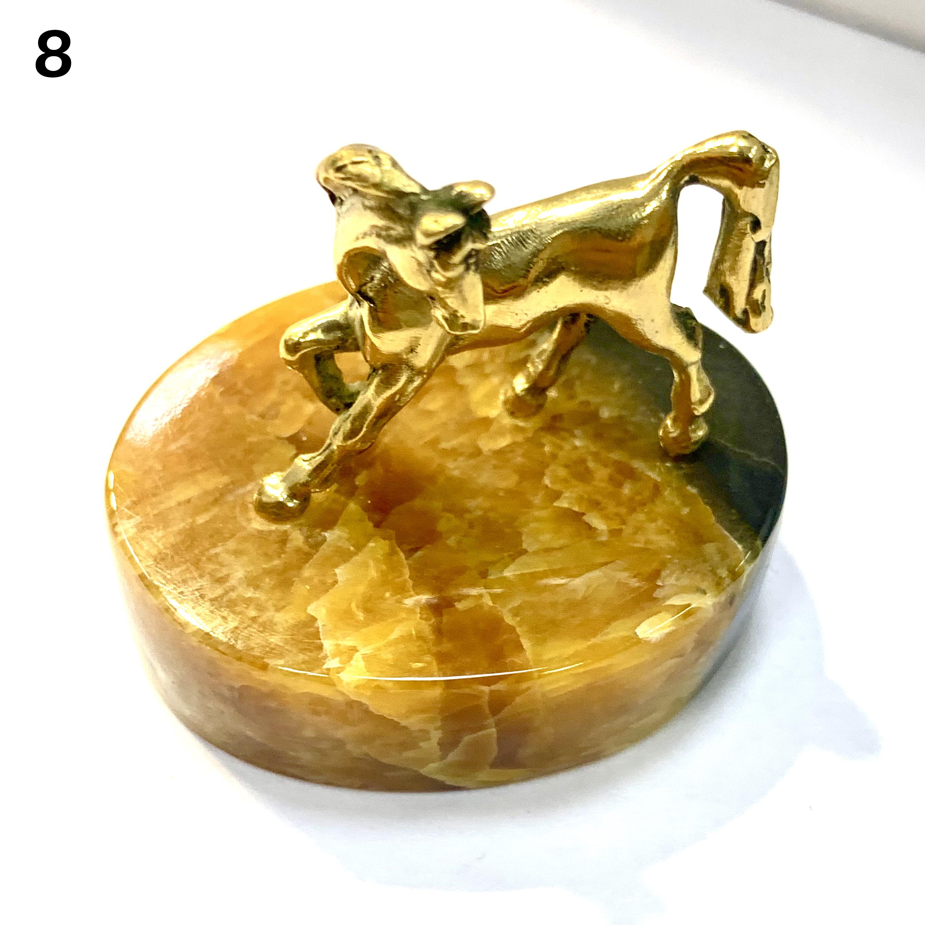 Лошадь Игривая на камне Симбирцит (нмпт)