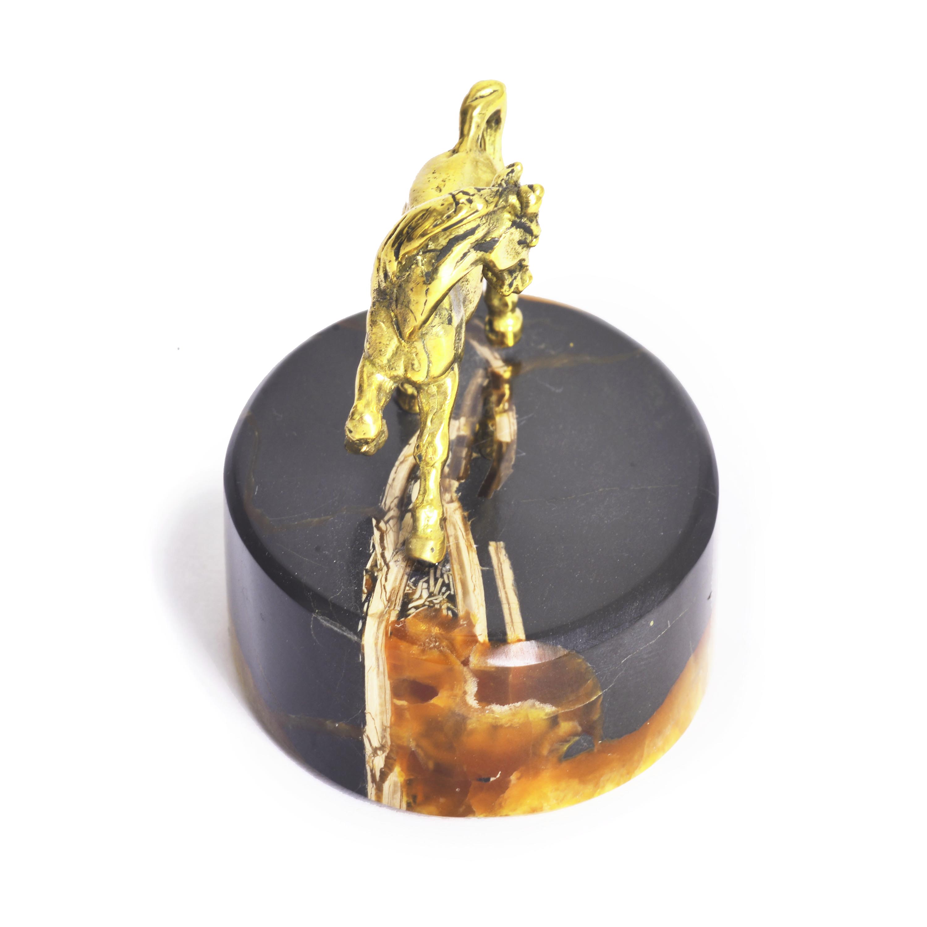 Лошадь Игривая на камне Симбирцит (нмпт)