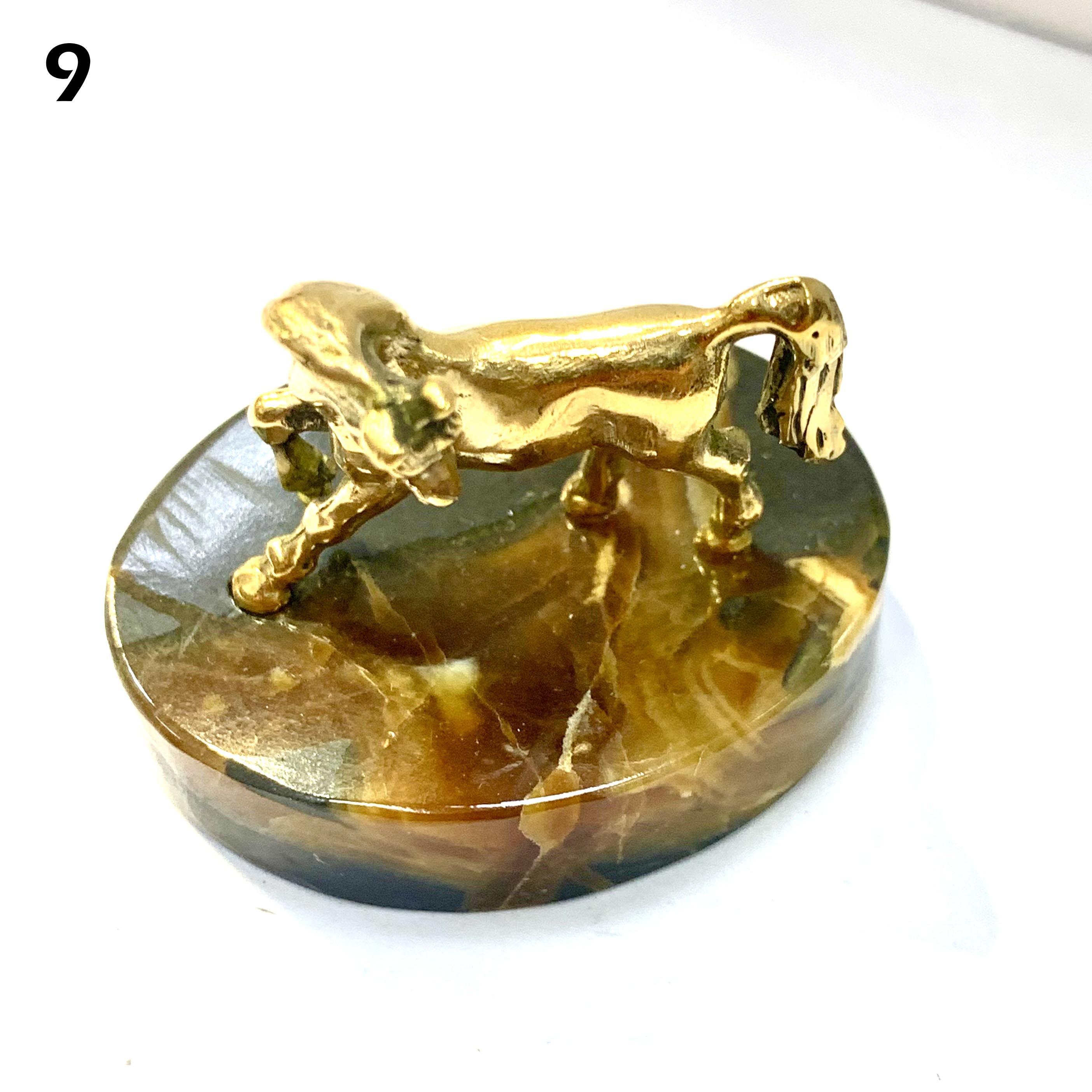Лошадь Игривая на камне Симбирцит (нмпт)