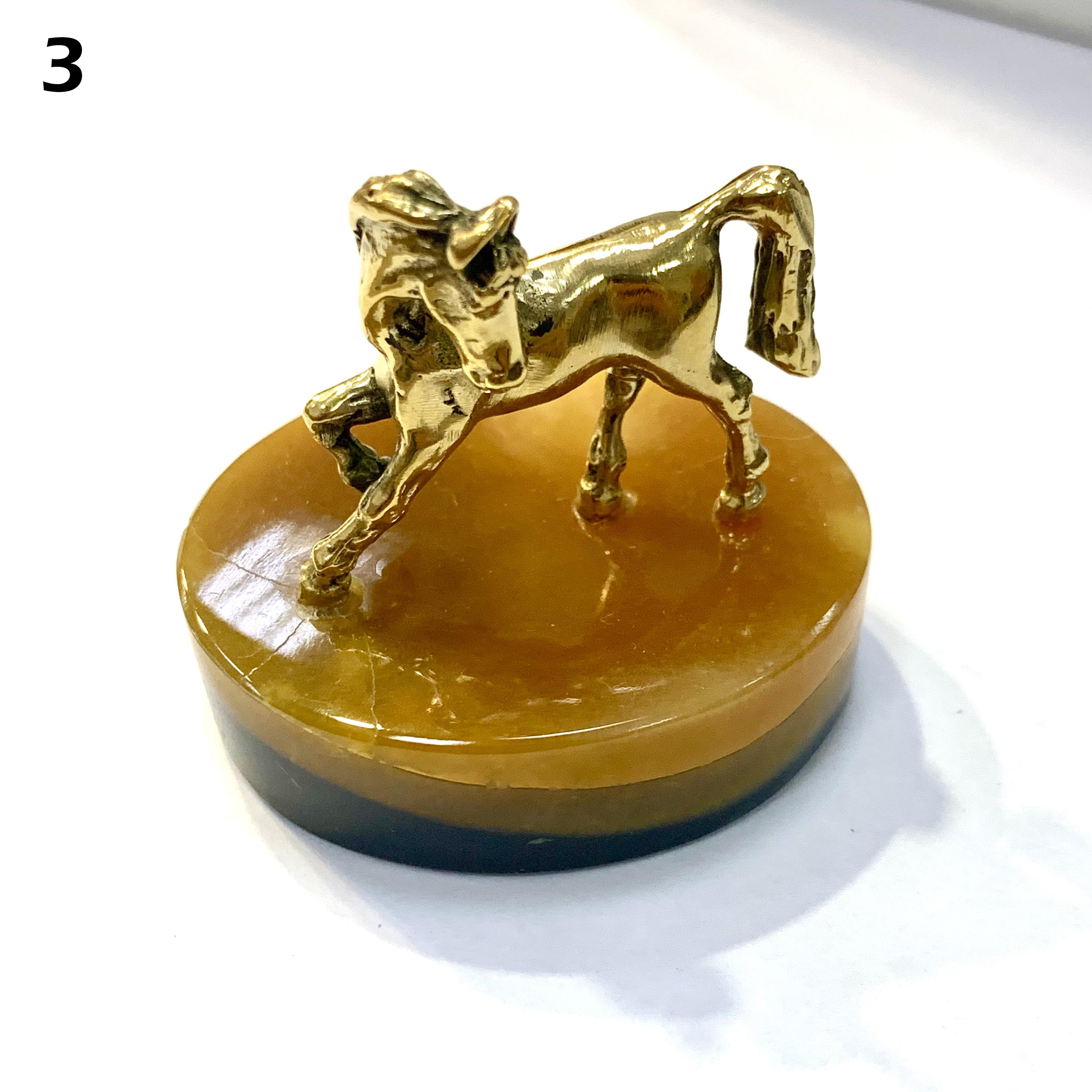 Лошадь Игривая на камне Симбирцит (нмпт)