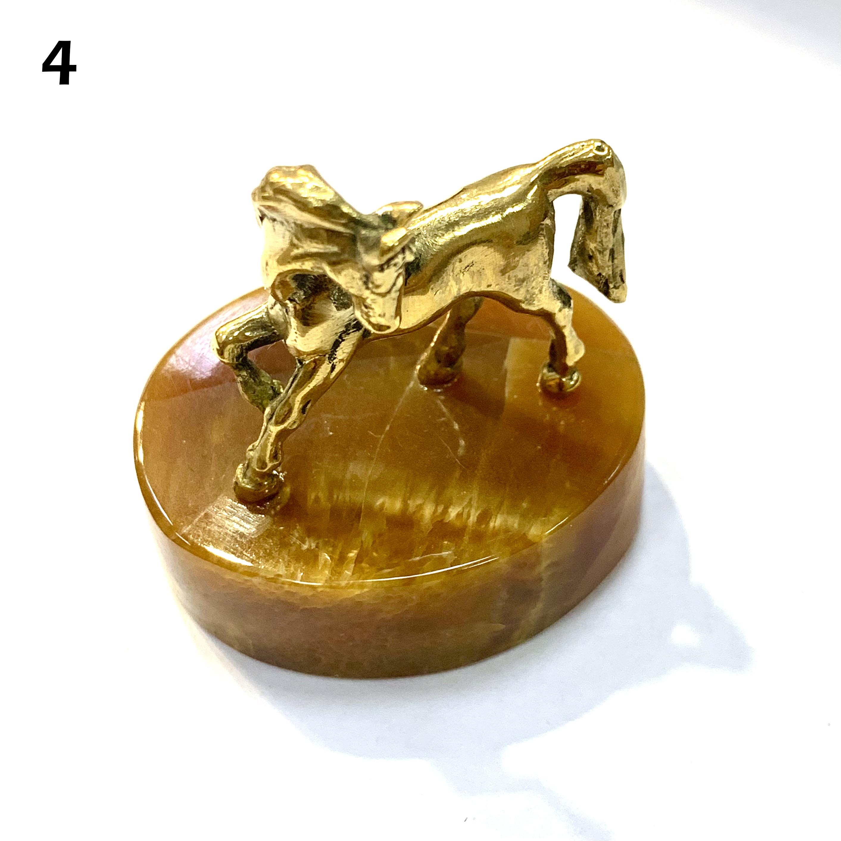 Лошадь Игривая на камне Симбирцит (нмпт)