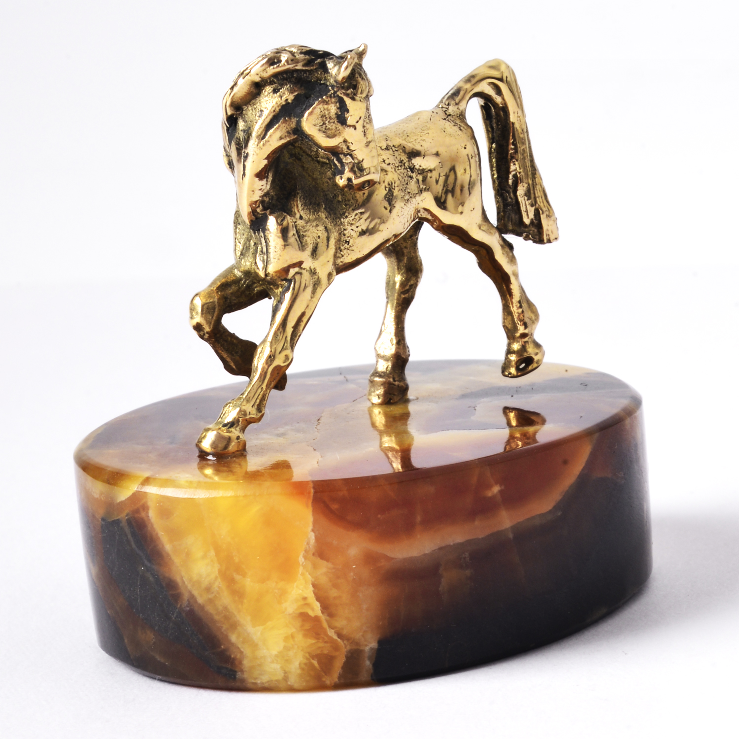 Лошадь Игривая на камне Симбирцит (нмпт)
