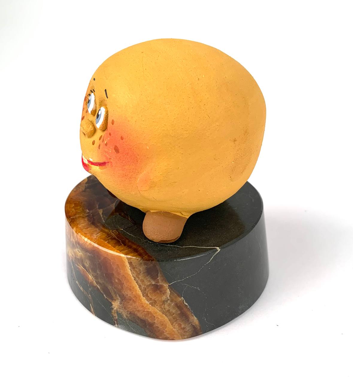 Колобок на пеньке из камня Симбирцит (нмпт)