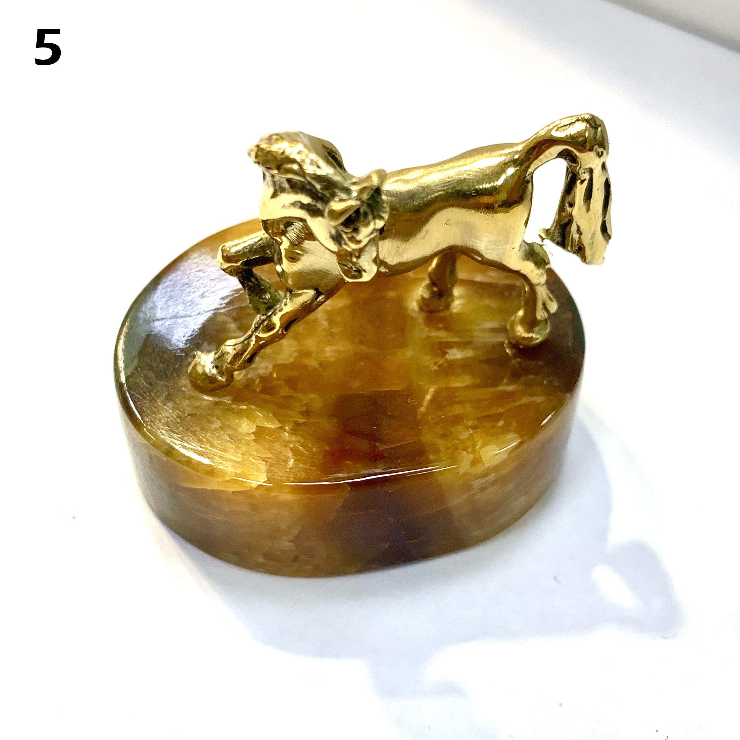 Лошадь Игривая на камне Симбирцит (нмпт)
